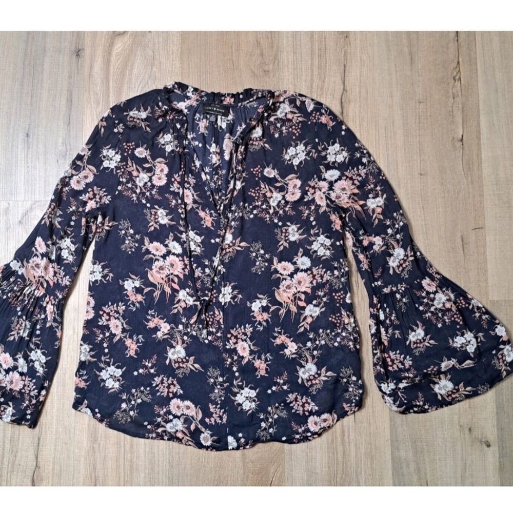 Floral Bell-Sleeve V-Neck Women’s Top - Black & Pink